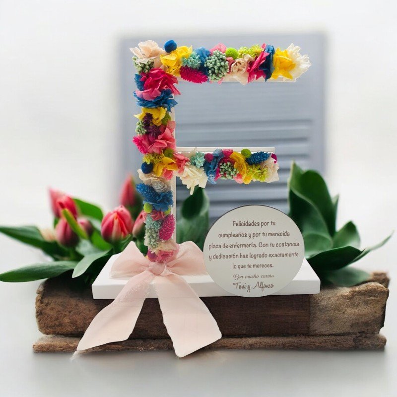 INICIAL FLOR PRESERVADA CON PLACA