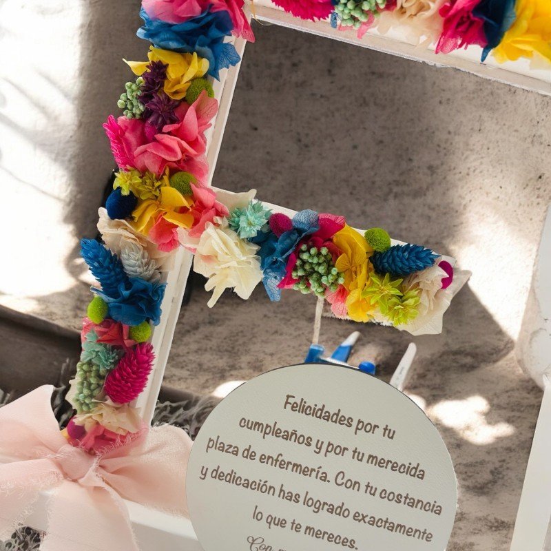 INICIAL FLOR PRESERVADA CON PLACA