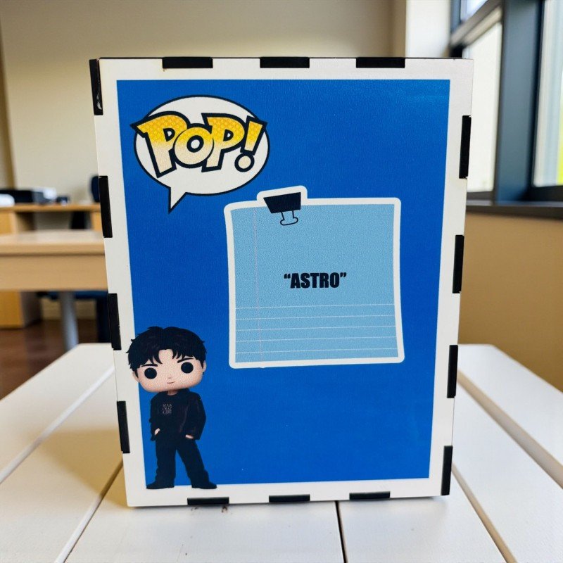 FUNKO DE MADERA CANTANTE