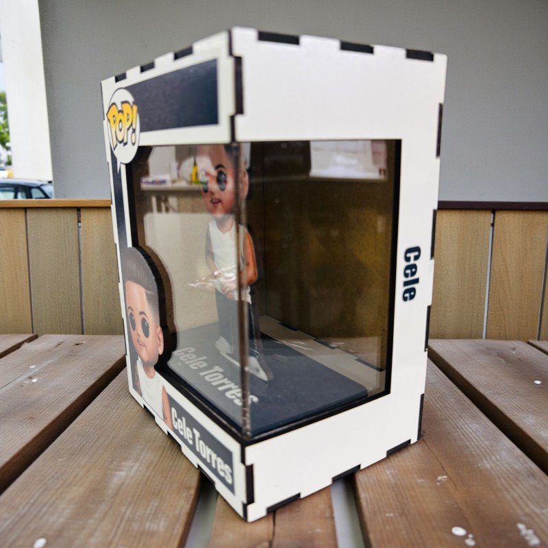 FUNKO DE MADERA CANTANTE