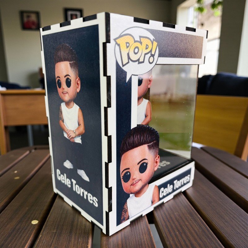 FUNKO DE MADERA CANTANTE