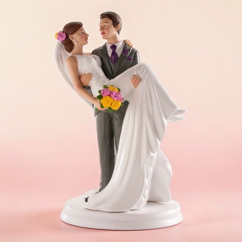 FIGURA NOVIOS MUJER EN BRAZOS