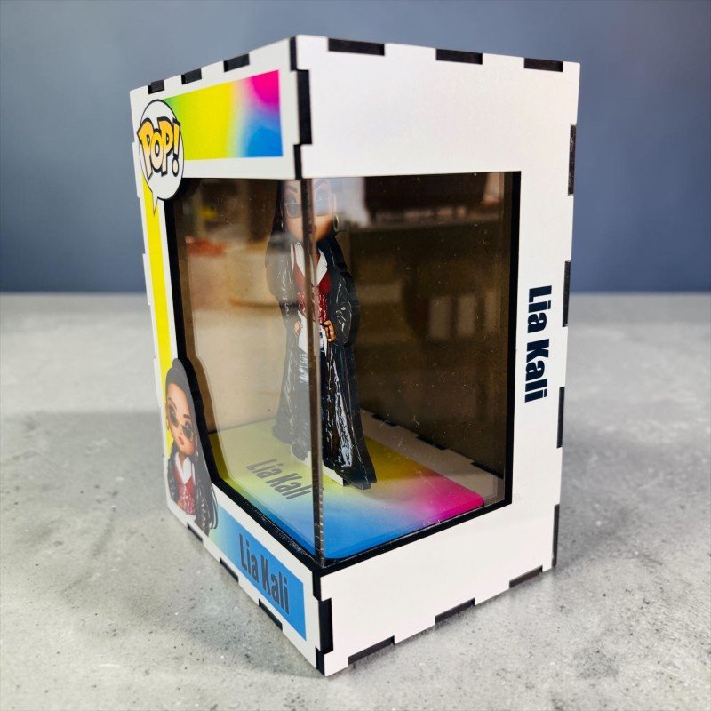 FUNKO DE MADERA CANTANTE