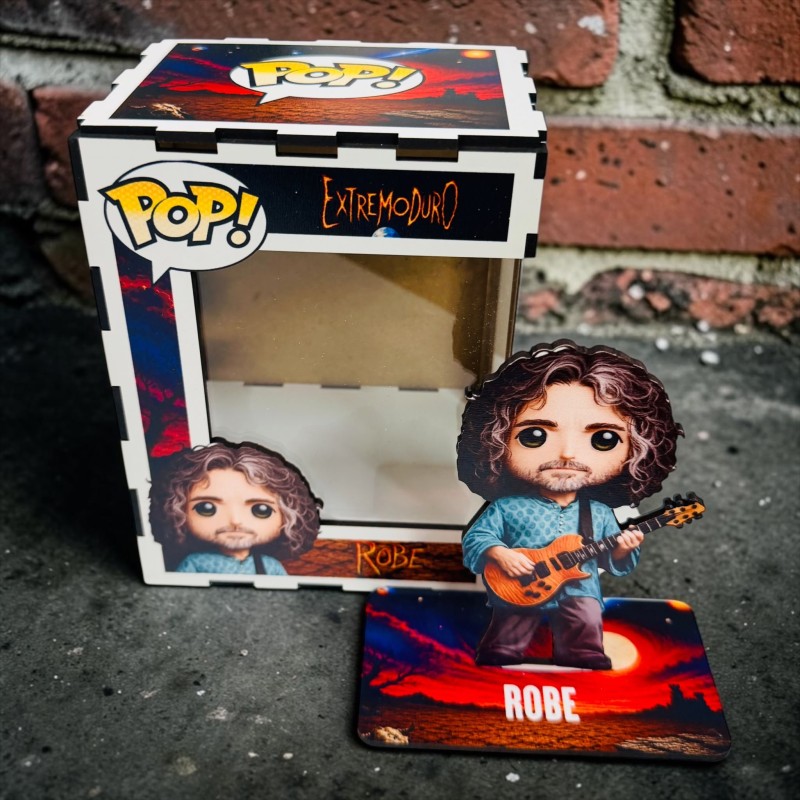 FUNKO DE MADERA CANTANTE