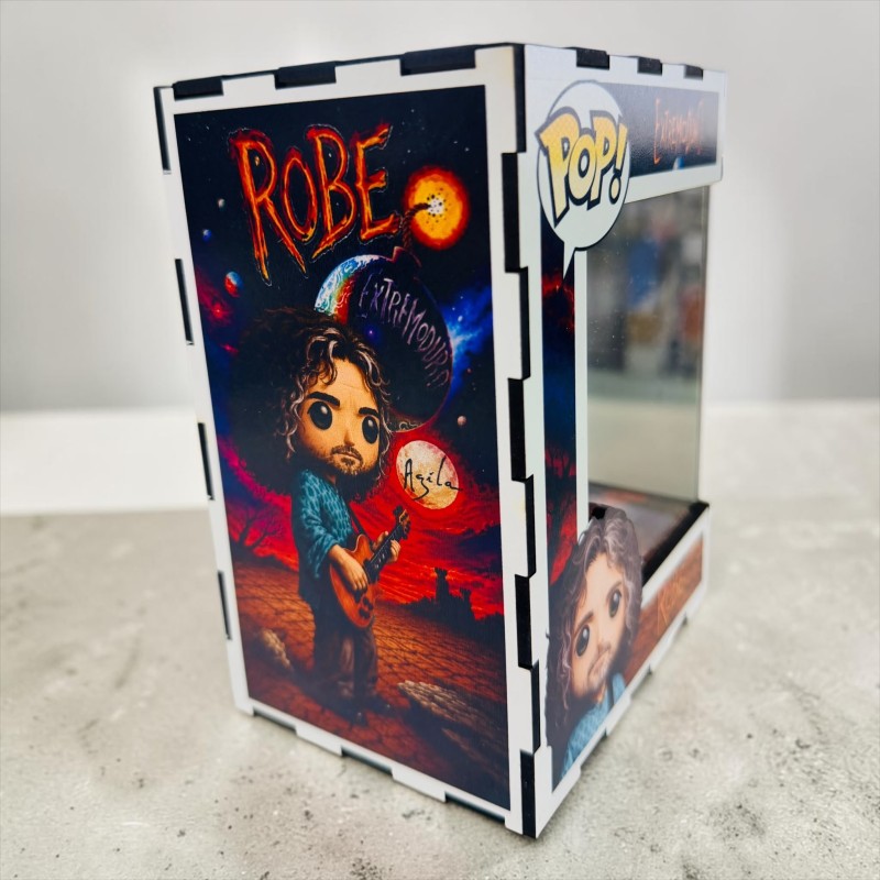 FUNKO DE MADERA CANTANTE