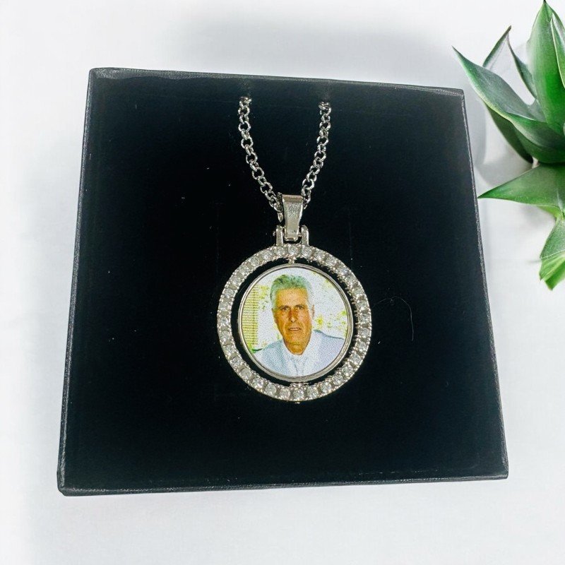 CADENA Y MEDALLA GIRATORIA CON BRILLANTES