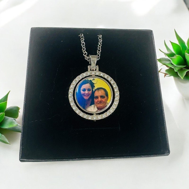 CADENA Y MEDALLA GIRATORIA CON BRILLANTES